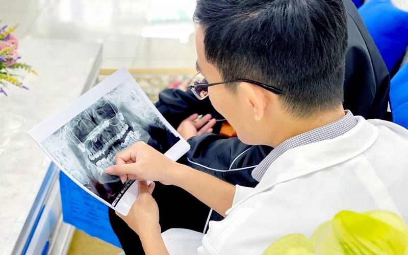 Bác sĩ tại Thu Cúc TCI tư vấn nhổ răng khôn cho khách hàng