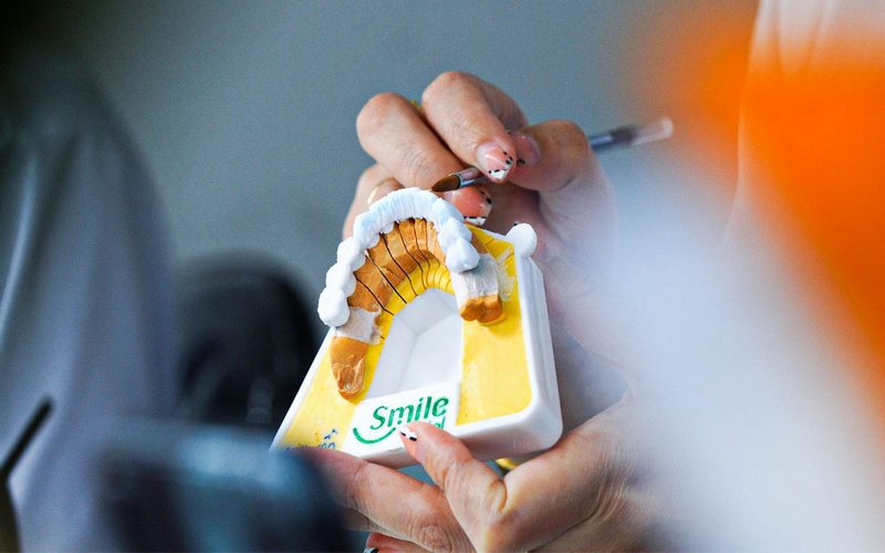 Nha khoa Việt Mỹ Smile cam kết an toàn cho khách hàng khi bọc răng sứ