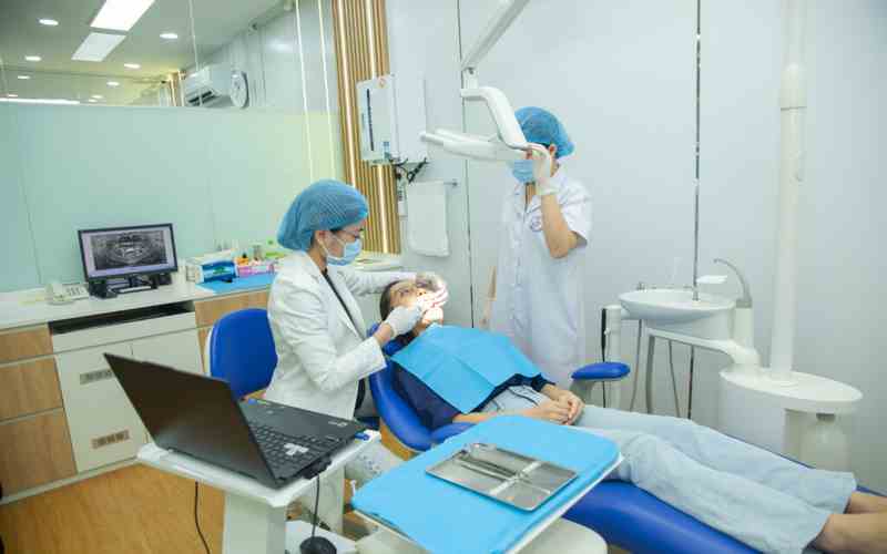 Quy trình thăm khám bằng thiết bị hiện đại khi bọc sứ tại nha khoa BIK