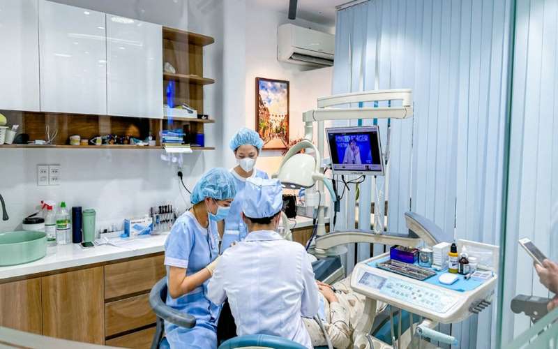 Tác phong chuyên nghiệp của bác sĩ chuyên bọc răng sứ tại nha khoa APEC