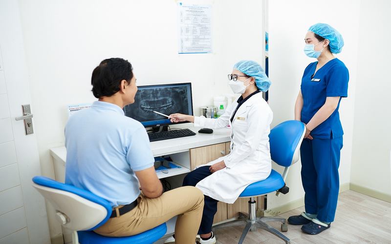 Bác sĩ tại nha khoa Asia tư vấn niềng răng cho khách hàng