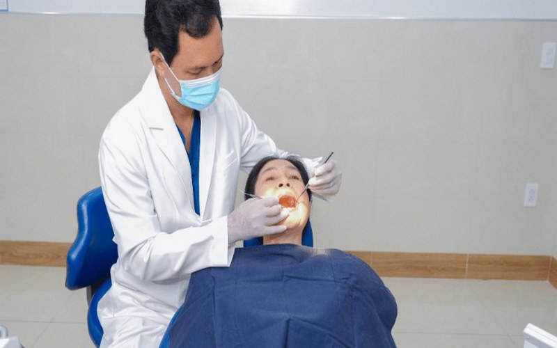 Tay nghề bác sĩ là yếu tố quan trọng cần chú ý khi chọn nha khoa tại Quận 2