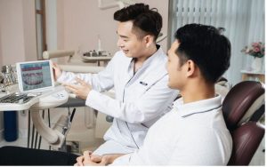 Bác sĩ tại nha khoa Queen đang tư vấn cho khách hàng