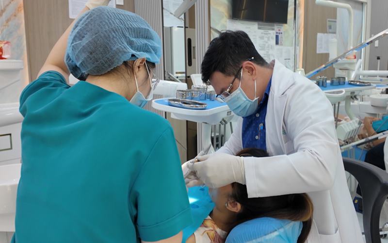 Bác sĩ chuyên môn cao tại Nha khoa PT trực tiếp điều trị cho khách hàng 