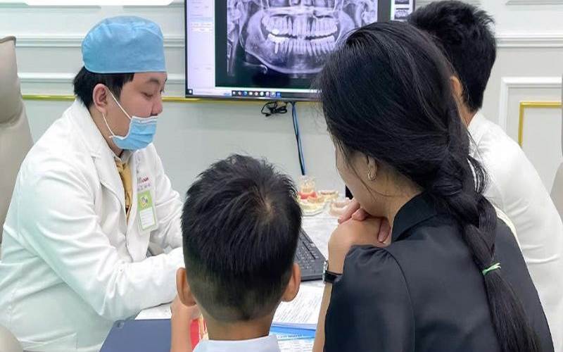 Bác sĩ Khởi tư vấn điều trị răng miệng