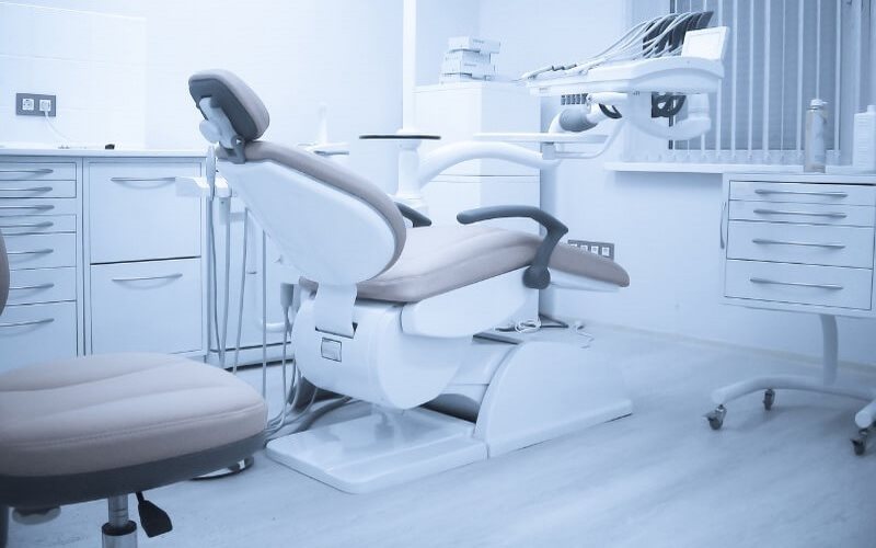 Phòng khám hiện đại, ghế nha khoa vô trùng tiêu chuẩn