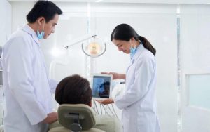 Bác sĩ ATS đang tư vấn điều trị cho khách hàng