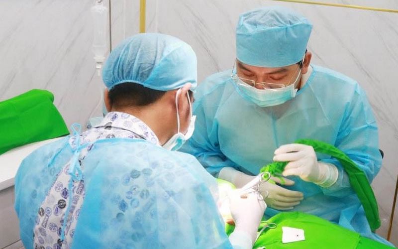 Bác sĩ tại bệnh viện tư chuyên Răng - Hàm - Mặt Sài Gòn điều trị cho bệnh nhân