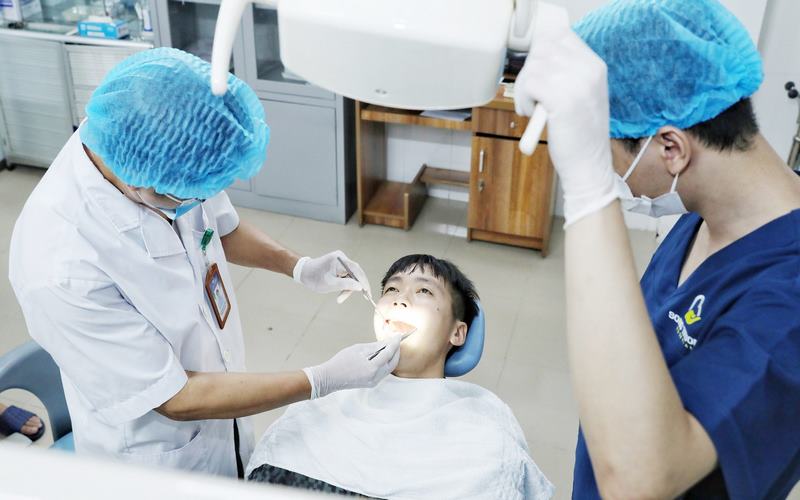 Bác sĩ tại nha khoa Lê Gia đang kiểm tra răng miệng cho khách hàng 