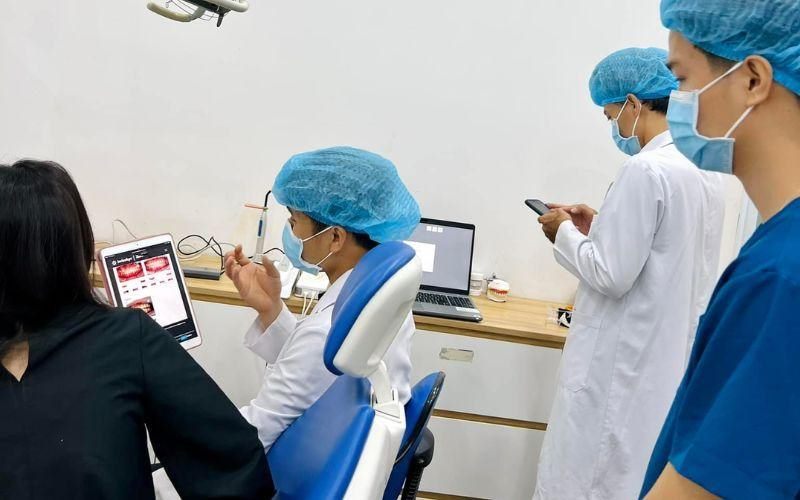 Bác sĩ Dr Dương đang tư vấn cho khách hàng