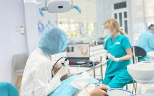 Bác sĩ Tâm Đức 4U Dental đang điều trị cho khách hàng