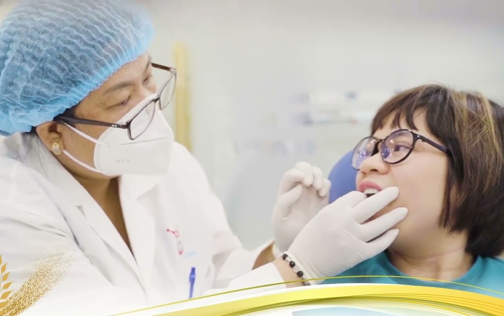 Khách hàng đang được tư vấn niềng răng tại nha khoa Việt Mỹ