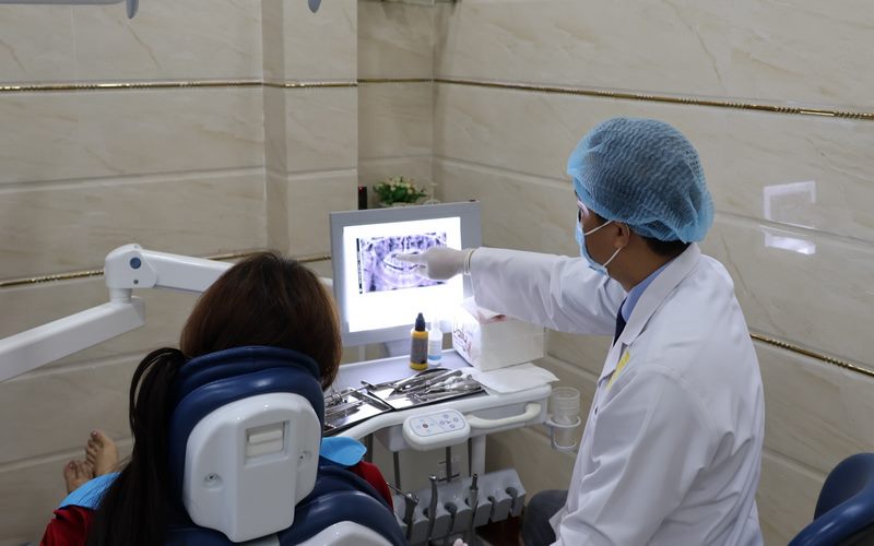 Bác sĩ tại nha khoa Tân Chánh Hiệp thăm khám răng cho khách hàng