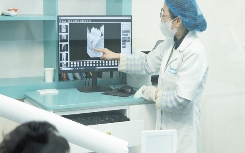 Bác sĩ tại Dr. Trinh thăm khám & tư vấn cho khách hàng