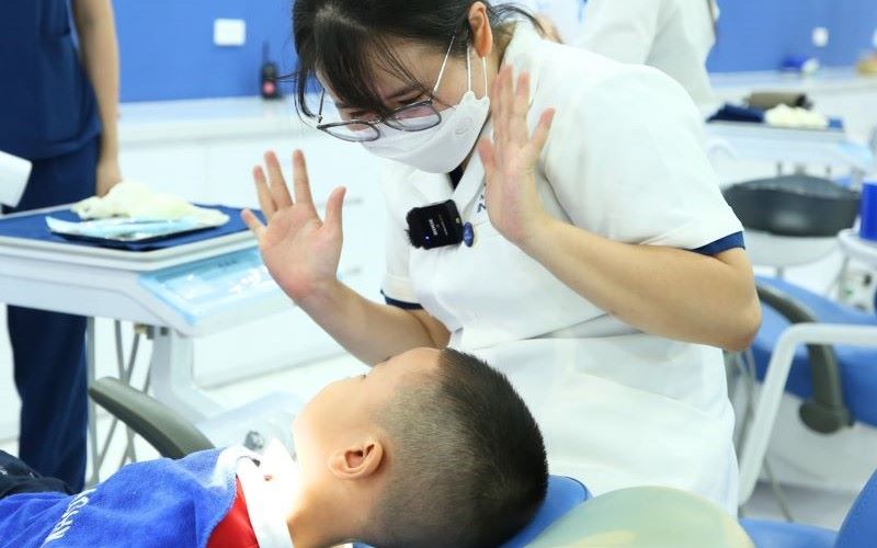 Bác sĩ tại Khoa Răng Trẻ Em đang khám răng cho trẻ