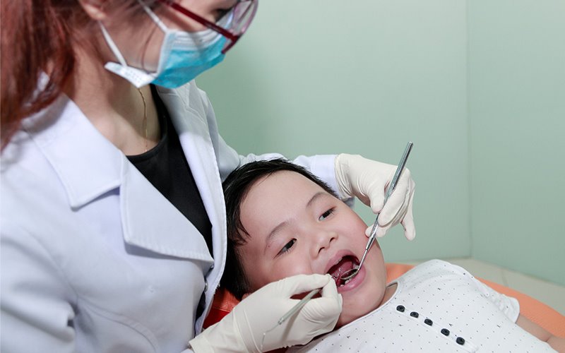 Trẻ nhỏ thoải má, yên tâm khi khám răng tại nha khoa Á 