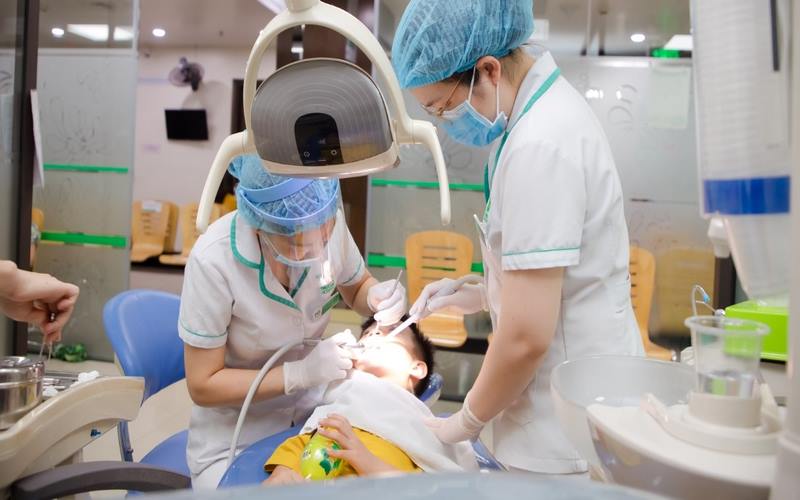 Trẻ nhỏ điều trị răng miệng tại khoa Răng Hàm Mặt tại bệnh viện Nhi TW