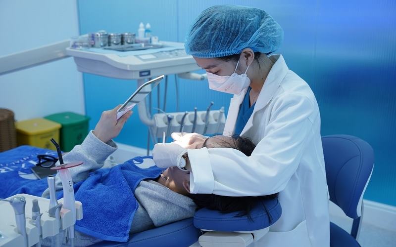 Bác sĩ chuyên môn cao trực tiếp thăm khám tại nha khoa Paris 