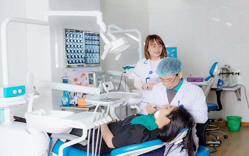 Bác sĩ thăm khám cho bệnh nhân tại Nha khoa Long Thới