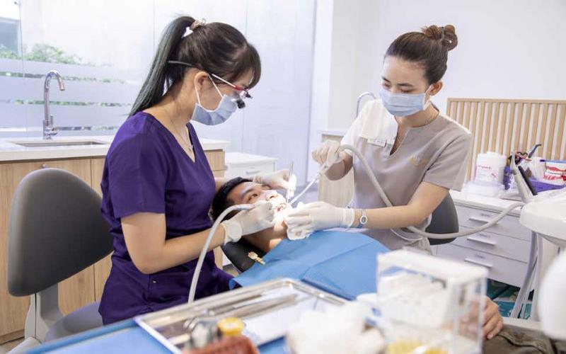 Bác sĩ Nha khoa Nguyên Hùng đang thăm khám