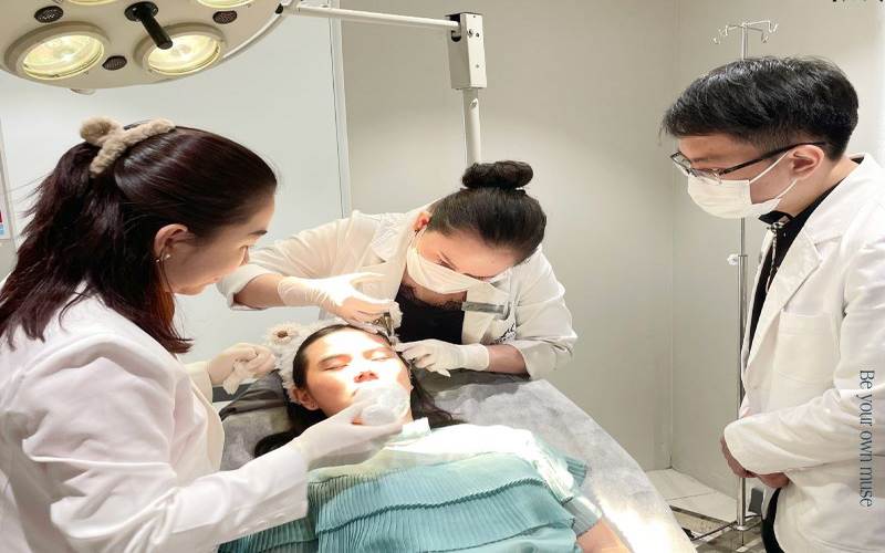 Bác sĩ Mỹ Ý điều trị cho khách hàng