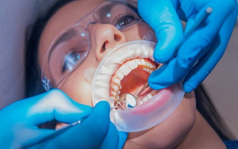 Bác sĩ Việt Đức đang điều trị tủy răng