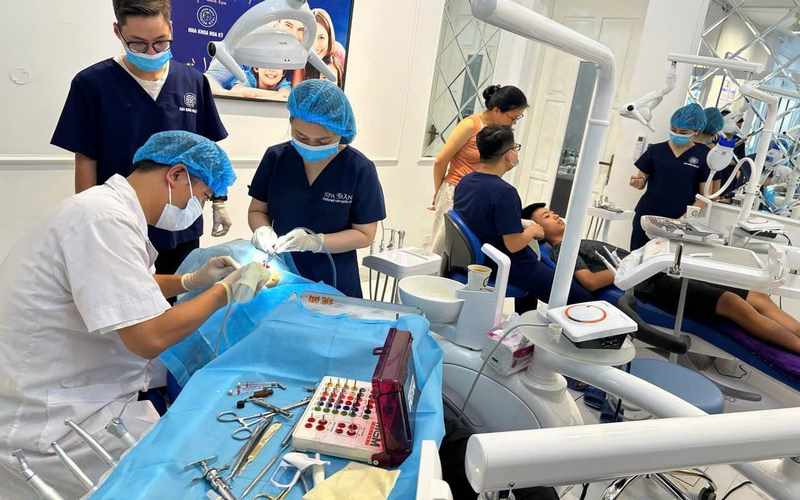 Bác sĩ Nha khoa Hoa Kỳ đang điều trị cho khách hàng