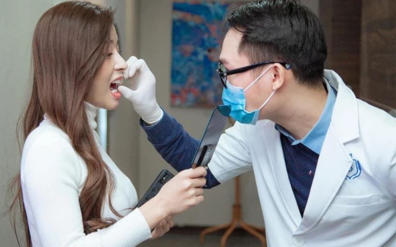 Tác phong chuyên nghiệp, thân thiện khi điều trị cho khách hàng tại Nha khoa Happy